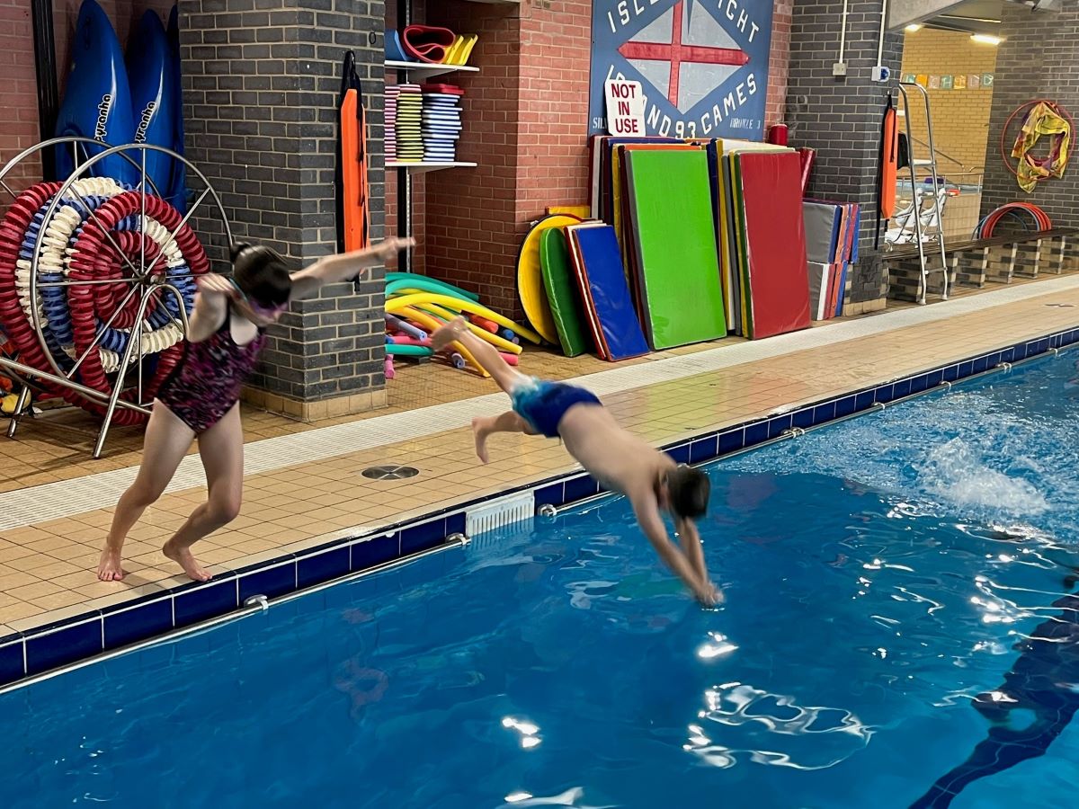 kids diving session in swimming pool